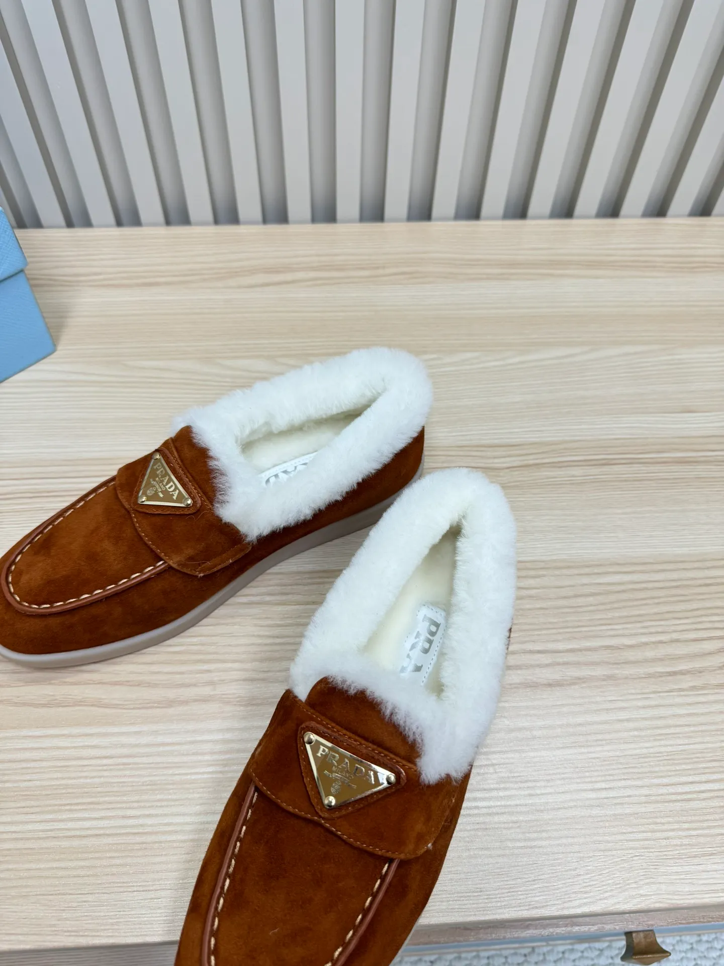 p580 Prada couple loafers｜Winter warmth and good looks at the same time online❄️👫 This is the C position of the shoe cabinet this autumn and winter! Prada's new couple's loafers are high-end yet still stylish~ ✨Imported frosted cowhide fabric, exquisite texture and high-end at first glance 🐑Australian imported sheepskin fur integrated lining, maximum warmth retention! It is also super warm to wear in winter in the north. 🔺The classic triangle logo embellishes the upper, which is simple and elegant, with perfect recognition. 💯Original TPU absorbent film outsole, non-slip, wear-resistant and durable. A must-have item for couples to go out on the street! The upper foot instantly enhances the overall outfit level, whether it is paired with a coat or a down jacket, it looks great ~ #Prada Loafers #coupleshoesrecommend #wintermusthaveshoes #luxurywear Outfit Fabric: Imported two-layer frosted cowhide Lining: Sheepskin imported from Australia One piece Outsole: Original Tpu absorbent film outsole Female size: 35~41 (customized in 41) Male size: 39~45 (customized in 45)
